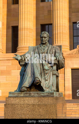 Statua di Chief Justice John Marshall di fronte alla facciata nord del Philadelphia Museum of Art, Philadelphia, Pennsylvania, Stati Uniti. Foto Stock