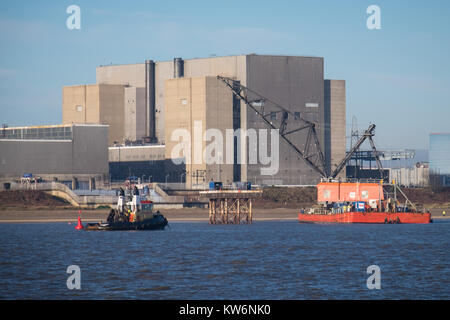 Le navi che lavora sul smantellata emissari a Sizewell B centrale nucleare nel Suffolk, Regno Unito Foto Stock