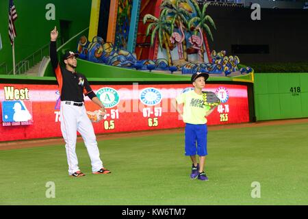 MIAMI, FL - 19 agosto: (esclusiva copertura) cubano attore americano ed ex modello William Levy e suo figlio Christopher prelievo di godere di una notte fuori togther a Marlins Park. Il 19 agosto 2014 a Miami in Florida. Persone: Christopher Levy Foto Stock