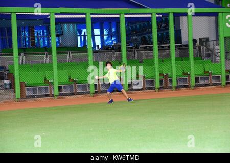 MIAMI, FL - 19 agosto: (esclusiva copertura) cubano attore americano ed ex modello William Levy e suo figlio Christopher prelievo di godere di una notte fuori togther a Marlins Park. Il 19 agosto 2014 a Miami in Florida. Persone: Christopher Levy Foto Stock