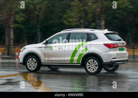 Spostando il colpo di SAIC Roewe eRX5 EV400 batteria auto elettrica essendo pilotati a Pudong come offerto in car sharing scheme EVcard. Foto Stock