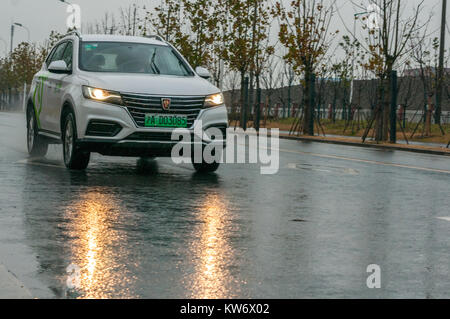 Spostando il colpo di SAIC Roewe eRX5 EV400 batteria auto elettrica essendo pilotati a Pudong come offerto in car sharing scheme EVcard. Foto Stock