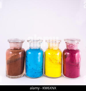 Contenitori di vetro naturale contenente pigmenti colorati in polvere Foto Stock