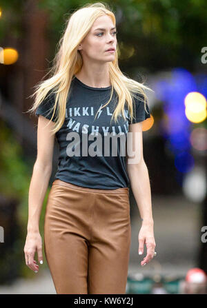 NEW YORK, NY - 15 ottobre: Jaime King-Newman indossa una corsia di Nikki Nashville shirt quando fuori nel centro cittadino di Manhattan con il marito Kyle Newman e il loro figlio su ottobre 15, 2014 in New York City. Persone: Jaime King-Newman, Kyle Newman Foto Stock