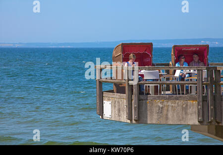 Free-terrazza pensile del ristorante sul molo, Sellin, Ruegen isola, Meclemburgo-Pomerania, Mar Baltico, Germania, Europa Foto Stock