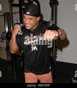 MIAMI, FL - 19 agosto: (esclusiva copertura) UFC Fighter Vitor Belfort paga una visita alla sua Miami Marlin amici e afferra un rapido taglio di capelli a Headzup con il Marlin Barbiere Hugo "succo" Tandron prima del loro gioco a Marlins Park. Vitor Vieira Belfort è un brasiliano di mixed martial artista ed ex UFC Light Heavyweight Champion nonché UFC 12 Torneo Heavyweight Champion. Belfort è nato a Rio de Janeiro e studiato il jiu-jitsu con la famiglia Gracie, ossia Carlson Gracie. Il 22 luglio 2014, egli è #2 nella Gazzetta UFC middleweight classifiche, #13 in pesi mediomassimi e #12 libbra-per-poun Foto Stock