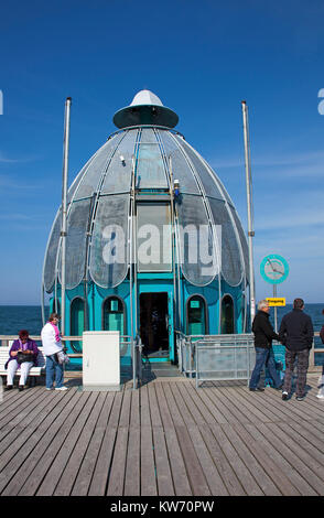 Campana di immersione alla fine del molo, Sellin, Ruegen isola, Meclemburgo-Pomerania, Mar Baltico, Germania, Europa Foto Stock