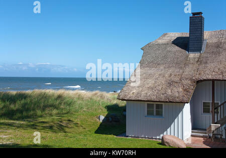 Con tetto di paglia casa con vista al Mar Baltico, Ahrenshoop, Fishland, Meclemburgo-Pomerania Occidentale, Germania, Europa Foto Stock