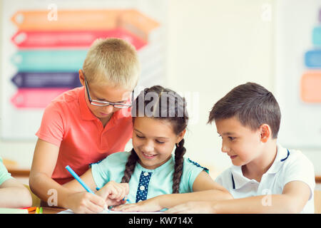 Felice gruppo di bambini della scuola di apprendimento a klassroom nella scuola Foto Stock