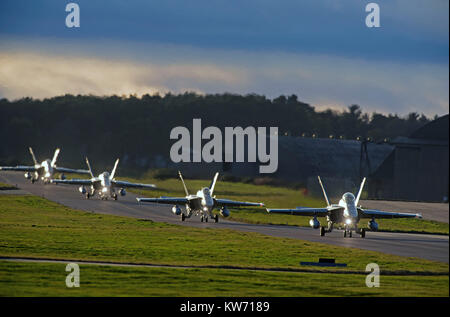 Swiss Air Force mcdonnell Douglas F18C/A calabroni veloce propulsori Twin Jet Fighter Aircraft.su 4 settimane di formazione pilota esercizio. Foto Stock