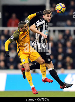 Newcastle United Paul Dummett (destra) e Brighton & Hove Albion Anthony Knockaert battaglia per la palla durante il match di Premier League a St James Park, Newcastle. Foto Stock