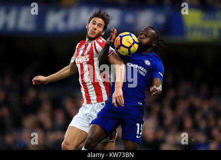 Stoke City il Ramadan Sobhi (sinistra) e del Chelsea Victor Mosè battaglia per la palla durante il match di Premier League a Stamford Bridge, Londra. Foto Stock