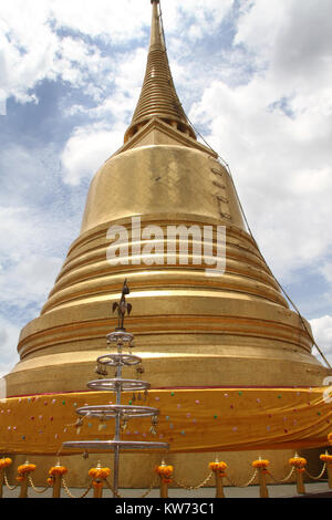 Stupa dorato sul Golden mount a Bangkok, in Thailandia Foto Stock