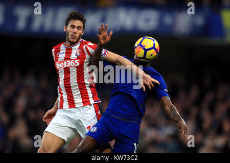 Stoke City il Ramadan Sobhi (sinistra) e del Chelsea Victor Mosè battaglia per la palla durante il match di Premier League a Stamford Bridge, Londra. Foto Stock