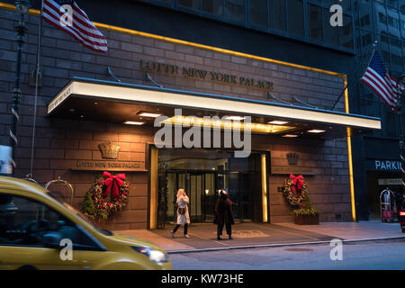 Ingresso del Lotte New York Palace Hotel, stagione di vacanze nella città di New York Foto Stock