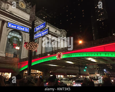 Le indicazioni stradali e le luci di vacanza al Grand Central Terminal e Pershing Square NYC Foto Stock