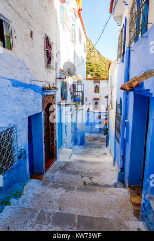 Strada stretta dipinto di blu nella città di Chefchaouen, Marocco Foto Stock