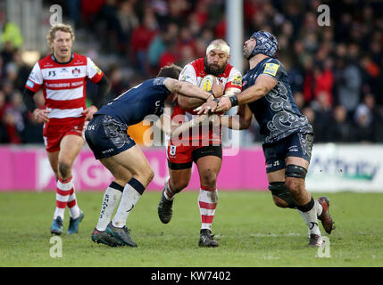 Gloucester John Afoa viene affrontato mediante la vendita di Josh Strauss durante la Aviva Premiership corrispondono al Kingsholm Stadium, Gloucester. Foto Stock