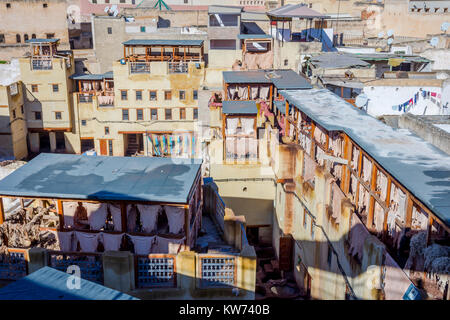 Vista la conceria di Fez città vecchia, Marocco Foto Stock