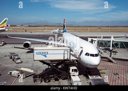 Catering carrello di alimentazione alimentazione di un passeggero aereo jet a Cape Town International Airport. Dicembre 2017 Foto Stock