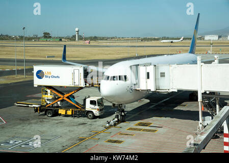 Catering carrello di alimentazione alimentazione di un passeggero aereo jet a Cape Town International Airport. Dicembre 2017 Foto Stock