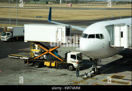 Catering carrello di alimentazione alimentazione di un passeggero aereo jet a Cape Town International Airport. Dicembre 2017 Foto Stock