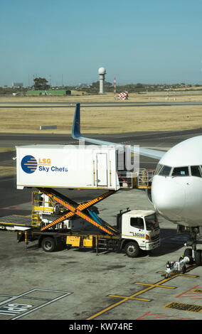 Catering carrello di alimentazione alimentazione di un passeggero aereo jet a Cape Town International Airport. Dicembre 2017 Foto Stock