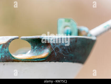 Parte di ottone di una piccola barca che gestisce le linee Foto Stock