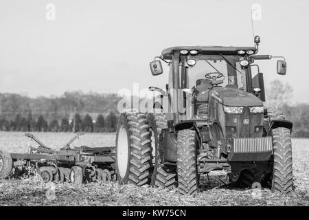 Verde di grandi dimensioni trattore John Deere seduto in un campo di mais in East Hampton, NY Foto Stock