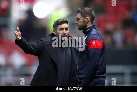 Bristol City Manager Lee Johnson (sinistra) parla con Assistente Allenatore Jamie McAllister durante il cielo di scommessa match del campionato a Ashton Gate, Bristol. Foto Stock