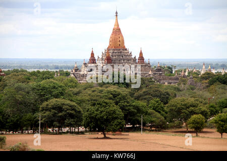 Vista da Mingala zedi sul tempio di Ananda in Bagan, Myanmar Foto Stock