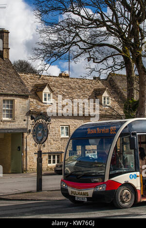 Rurale servizio bus in Cotswolds, Northleach, Gloucestershire, Regno Unito Foto Stock