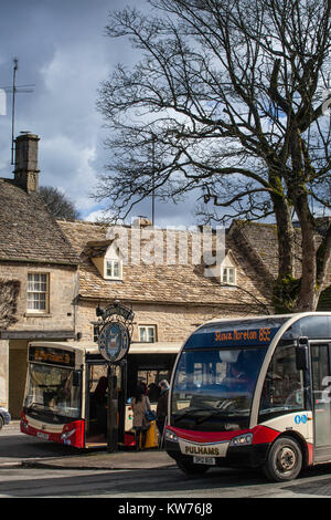 Rurale servizio bus in Cotswolds, Northleach, Gloucestershire, Regno Unito Foto Stock