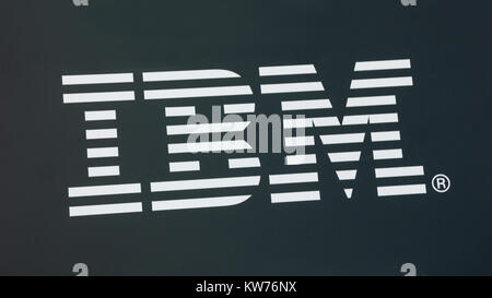 Logo IBM su sfondo nero. IBM è una multinazionale americana di tecnologia e consulenza. IBM ha 12 laboratori di ricerca in tutto il mondo. Foto Stock
