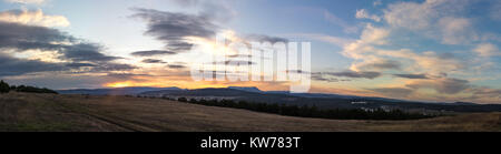 Paesaggio gf alba sopra la valle di montagna Foto Stock