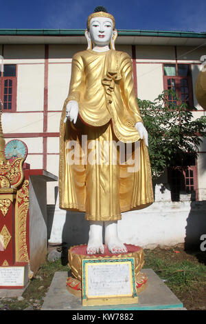 Statua di Budda in monastero, Amarapura, Mandalay Myanmar Foto Stock