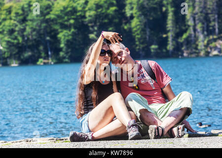 Gli escursionisti sulle rive del Lago Nero tenendo selfie, Sumava National Park, Repubblica Ceca Foto Stock