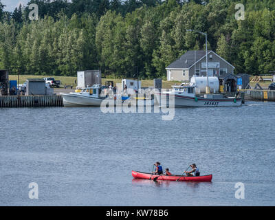 Lobster barche e canoe, Quai de Loggiecroft Wharf, Kouchibouguac River, Kouchibouguac National Park, New Brunswick, Canada. Foto Stock