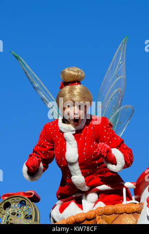Tinkerbell nella parata di Natale a Disneyland Paris EuroDisney. Vestito da Babbo Natale. Guarda una sorpresa sulla sua faccia Foto Stock