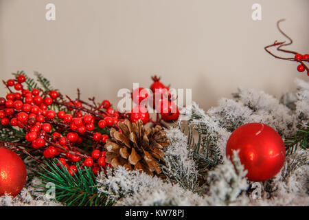 Rosso decorazioni di Natale. le gobbe nella neve albero di natale il brunch. Sfondo di natale Foto Stock