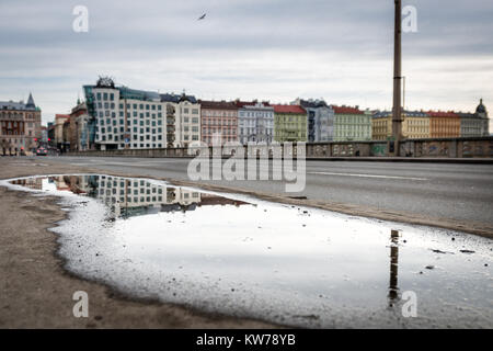 Praga, Repubblica Ceca- Dicembre 26, 2017: la riflessione della casa Danzante di Praga. Il palazzo è anche chiamato Ginger & Fred, riferendosi alla zenzero R Foto Stock