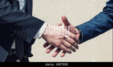 gli uomini d'affari handshaking processo dopo buon affare Foto Stock