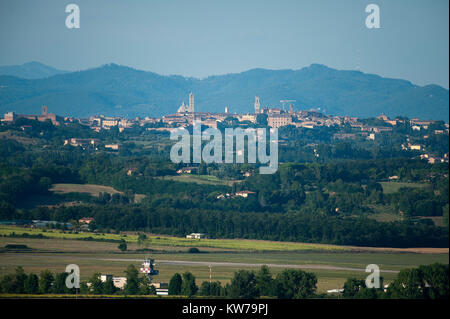 Siena visto dalla distanza. Torri, Toscana, Italia 2 Agosto 2016 © Wojciech Strozyk / Alamy Stock Photo Foto Stock