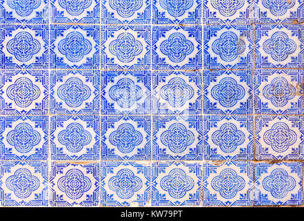 Tipica portoghese e spagnolo vecchio dipinto di stagno-ceramica invetriata tilework (Azulejo) Foto Stock