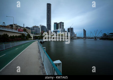 La città di Brisbane visto dal riverside cycleway. Foto Stock