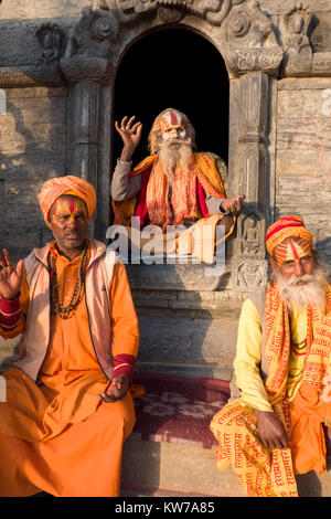 Sadhu santi uomini seduti per le foto al tempio di Pashupatinath a Kathmandu. Dopo aver denunciato il mondo materiale hanno ancora pagare una tassa per le foto. Foto Stock