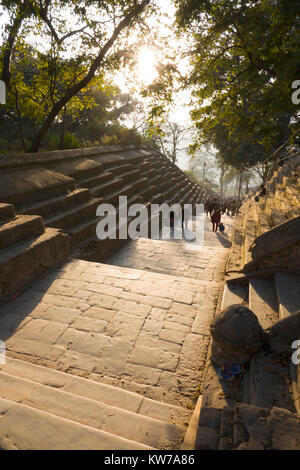 La gente che camminava di gradini di pietra del Tempio di Pashupatinath in Kathmadu, Nepal Foto Stock