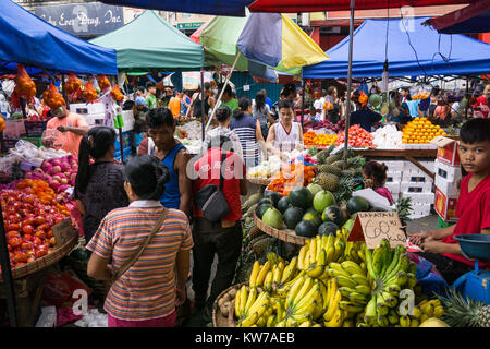 Last minute Capodanno agli acquirenti di comprare la frutta & verdura,centro di Cebu City, Filippine Foto Stock