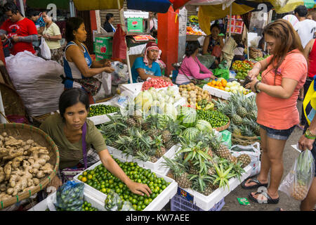 Last minute Capodanno agli acquirenti di comprare la frutta & verdura,centro di Cebu City, Filippine Foto Stock