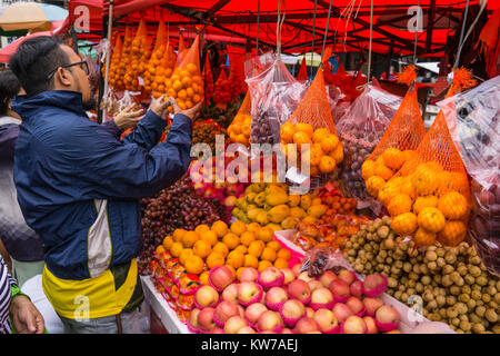 Last minute Capodanno agli acquirenti di comprare la frutta & verdura,centro di Cebu City, Filippine Foto Stock